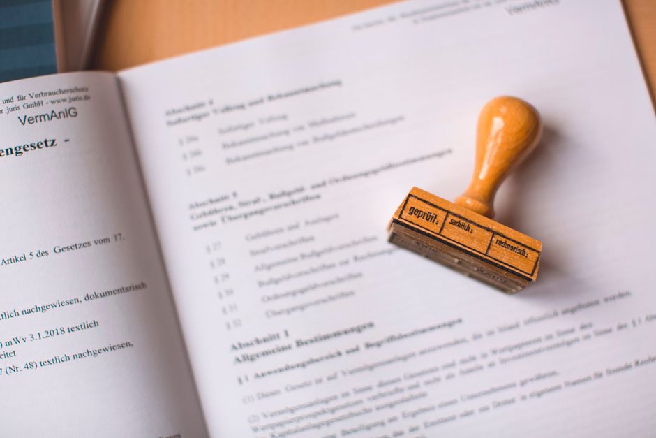 Ілюстрація процесу перевірки торгової марки в офіційних реєстрах з використанням сучасного інтерфейсу