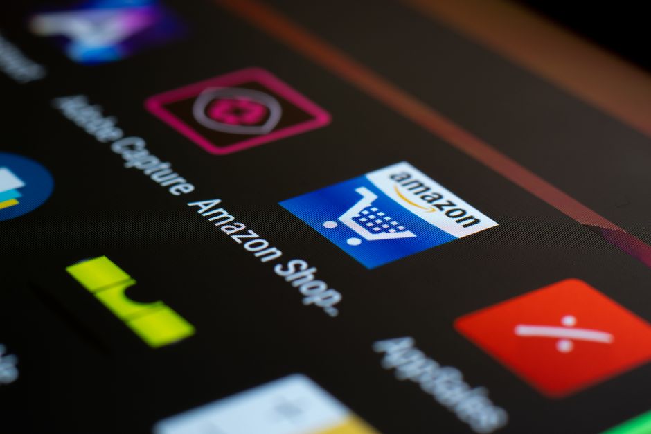 Ізометрична ілюстрація системи захисту бренду Amazon з елементами маркетингових інструментів та юридичного захисту.